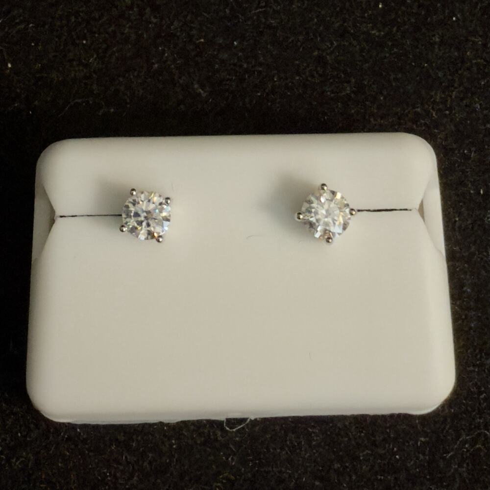 Beautiful 0.50ctw Round Genuine Moissanite Pushback Stud Earrings~New~Retail$150